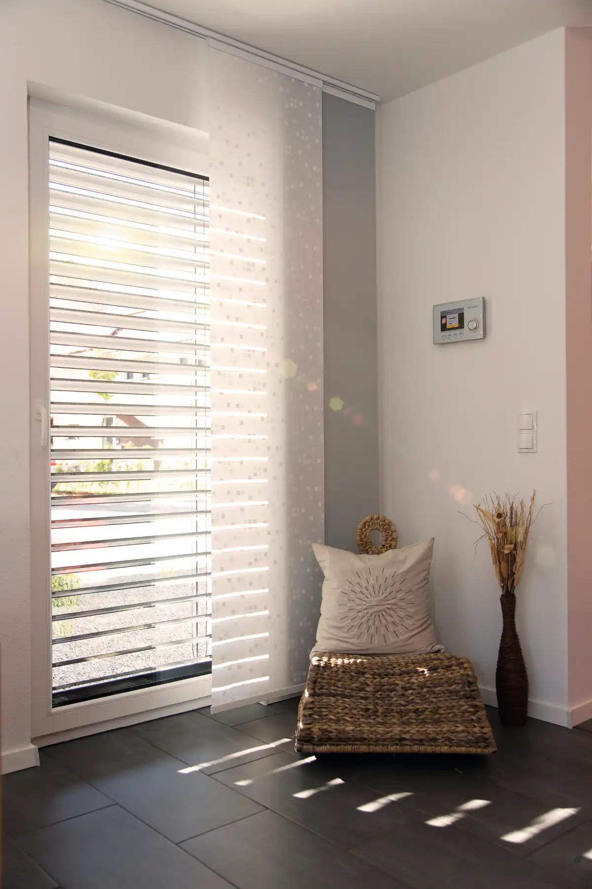 Weiße Außenjalousie Weiße Außenjalousie am Fenster